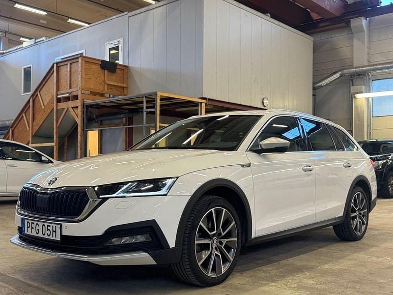 Vit Begagnad 2022 Skoda Octavia Scout Kombi | 289 900 kr (Dyr) - Bild 1/4
