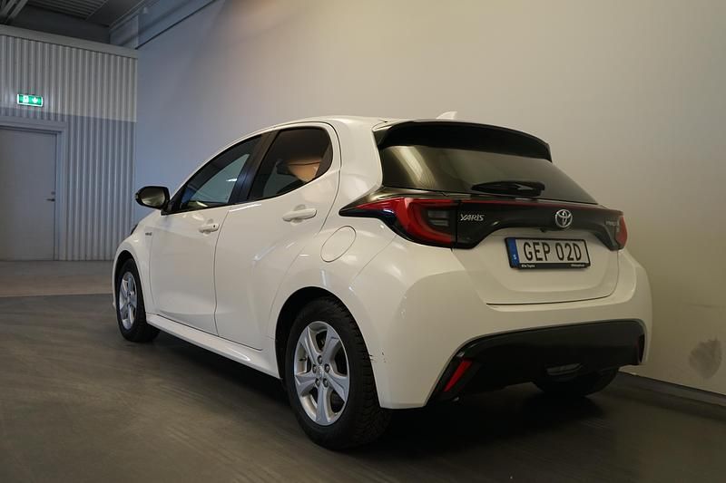 Begagnad Toyota Yaris Hybrid Style 117 HK (86 kW) 2020 Vit Halvkombi
