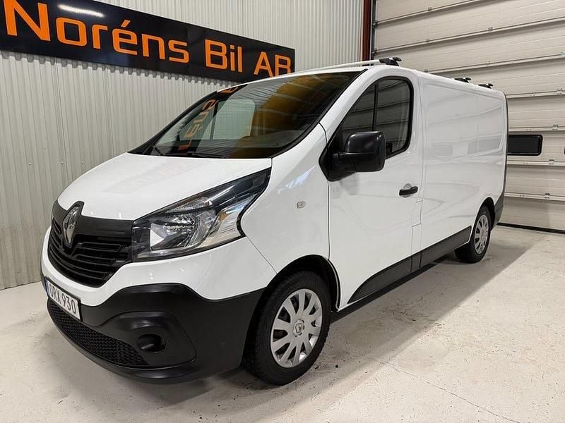 Vit Begagnad 2015 Renault Trafic Minibuss | 119 000 kr (Marknadspris) - Bild 1/4