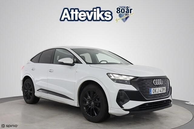 Glaciärvit metallic Begagnad 2024 Audi Q4 Sportback e-tron S-Line SUV | 599 900 kr (Dyr) - Bild 1/4