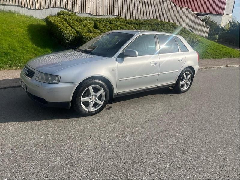 Silver Begagnad 2002 Audi A3 Attraction Halvkombi | 13 000 kr (Marknadspris) - Bild 1/3