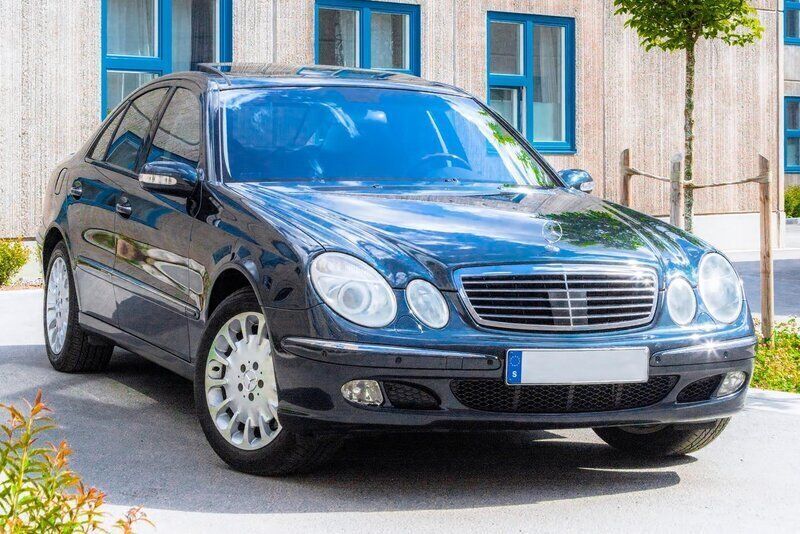 Begagnad 2003 Mercedes E500 Sedan | 79 000 kr - Bild 1/4