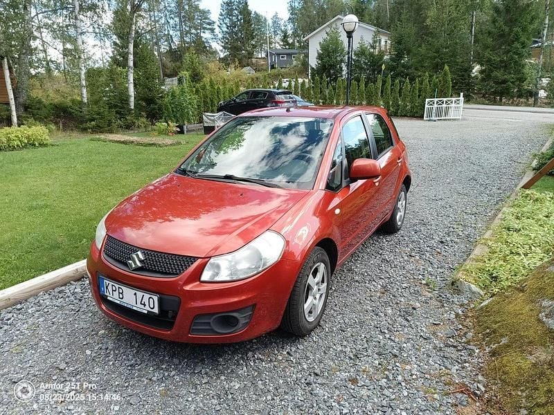 Orange Begagnad 2010 Suzuki SX4 Halvkombi | 49 000 kr (Superpris) - Bild 1/4