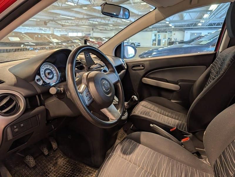 Begagnad Mazda 2 Comfort 75 HK (55 kW) 2009 Röd Halvkombi