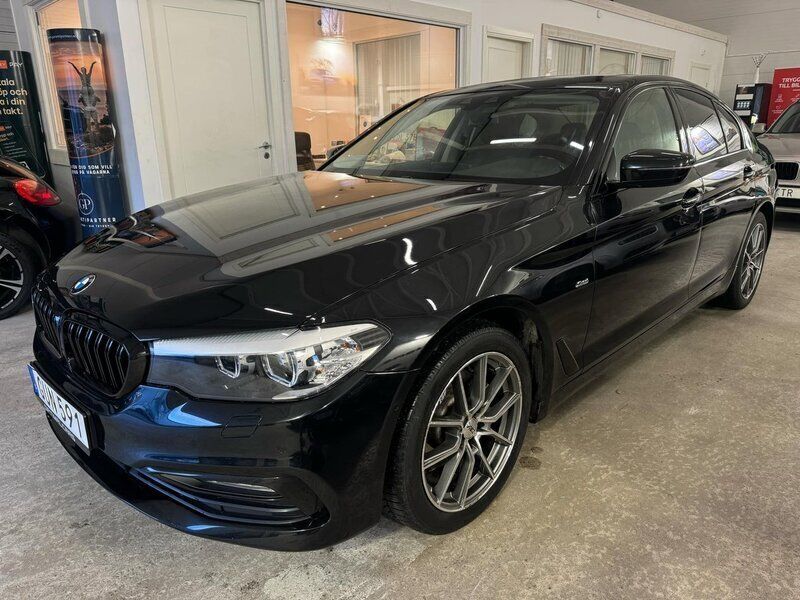 Svart Begagnad 2017 BMW 520 Sport Line Sedan | 269 900 kr (Marknadspris) - Bild 1/4