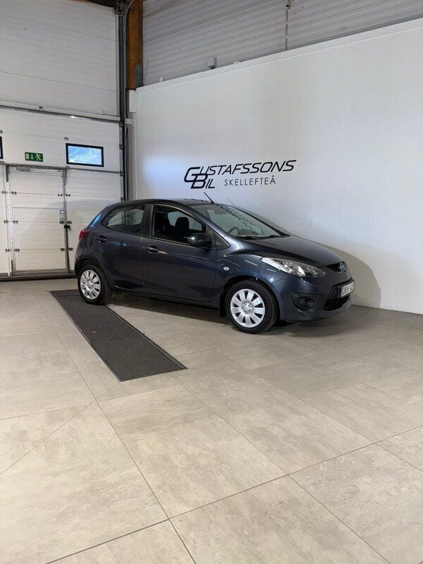 Grå Begagnad 2010 Mazda 2 Halvkombi | 59 500 kr (Dyr) - Bild 1/4