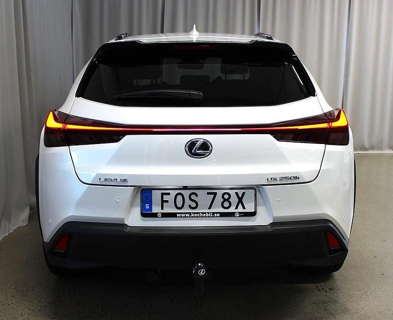 Begagnad Lexus UX 250h 184 HK (135 kW) 2021 Vit (pärlemovit) SUV