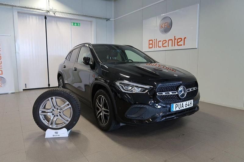 Svart Begagnad 2022 Mercedes GLA200 SUV | 389 900 kr (Marknadspris) - Bild 1/3