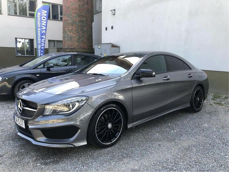 Grå Begagnad 2016 Mercedes CLA200 AMG line Sportkupé | 200 000 kr (Marknadspris) - Bild 1/4
