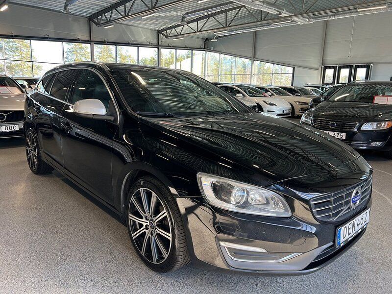 Svart Begagnad 2014 Volvo V60 Summum Kombi | 125 900 kr (Marknadspris) - Bild 1/4