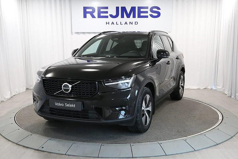 Svart Begagnad 2025 Volvo XC40 Plus SUV | 399 500 kr (Marknadspris) - Bild 1/4