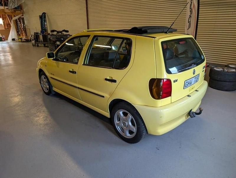 Begagnad VW Polo Conceptline 101 HK (74 kW) 1999 Gul Halvkombi