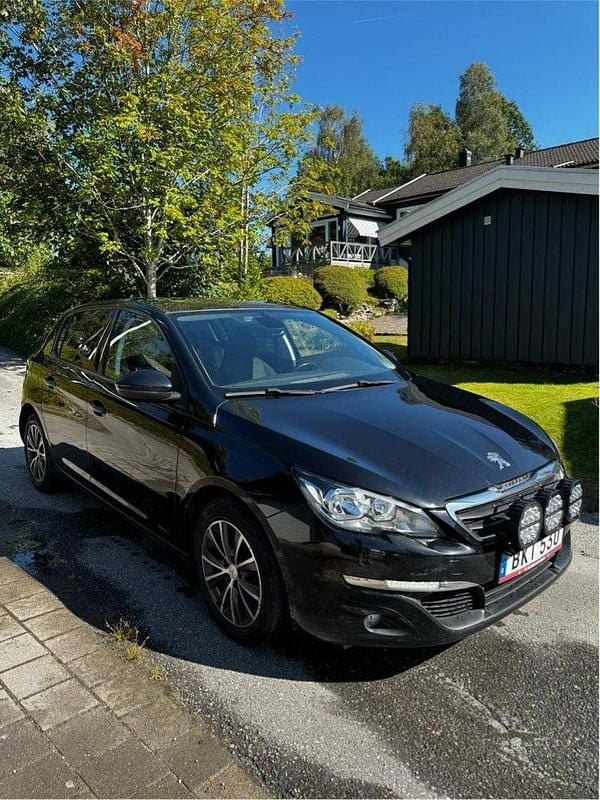 Svart Begagnad 2014 Peugeot 308 Halvkombi | 47 800 kr (Marknadspris) - Bild 1/4