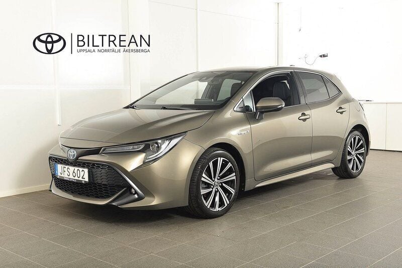 Grön Begagnad 2021 Toyota Corolla Style Halvkombi | 234 900 kr (Marknadspris) - Bild 1/4