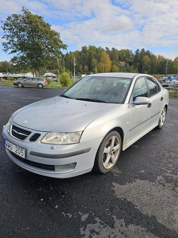 Silver Begagnad 2005 Saab 9-3 Linear Sedan | 15 000 kr (Marknadspris) - Bild 1/4