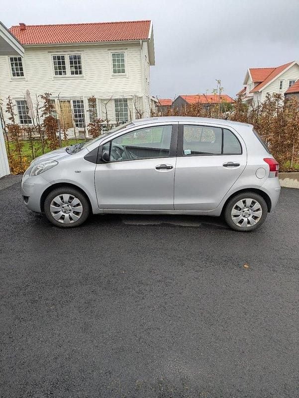 Silver Begagnad 2010 Toyota Yaris Halvkombi | 49 000 kr (Marknadspris) - Bild 1/4