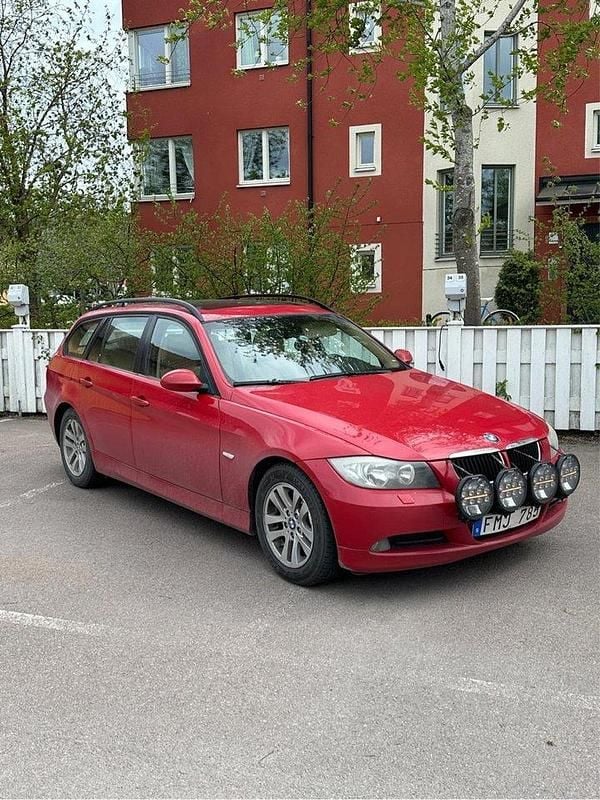 Röd Begagnad 2007 BMW 320 Advantage Kombi | 41 000 kr (Superpris) - Bild 1/4
