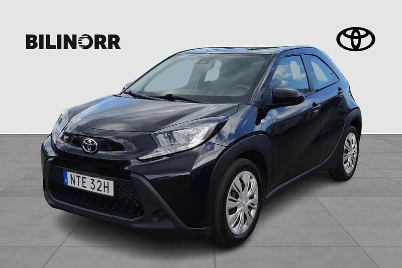 Svart Begagnad 2022 Toyota Aygo Play Halvkombi | 169 900 kr (Marknadspris) - Bild 1/4