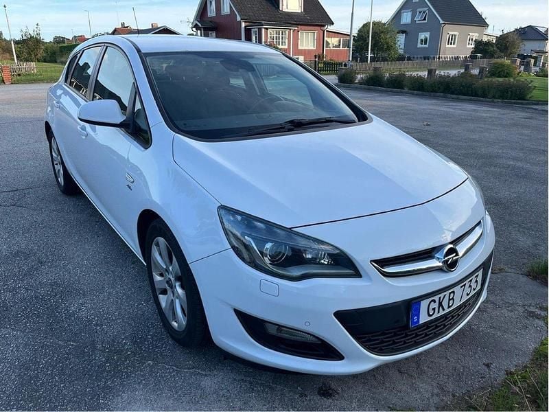 Vit Begagnad 2014 Opel Astra Enjoy Halvkombi | 45 000 kr (Marknadspris) - Bild 1/4