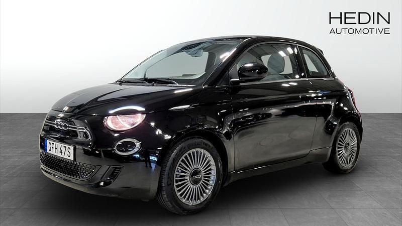 Svart (black) Begagnad 2022 Fiat 500e Icon Sportkupé | 199 900 kr (Marknadspris) - Bild 1/4