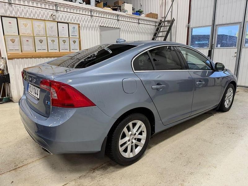 Begagnad Volvo S60 Momentum 220 HK (161 kW) 2018 Ljusblå Sedan