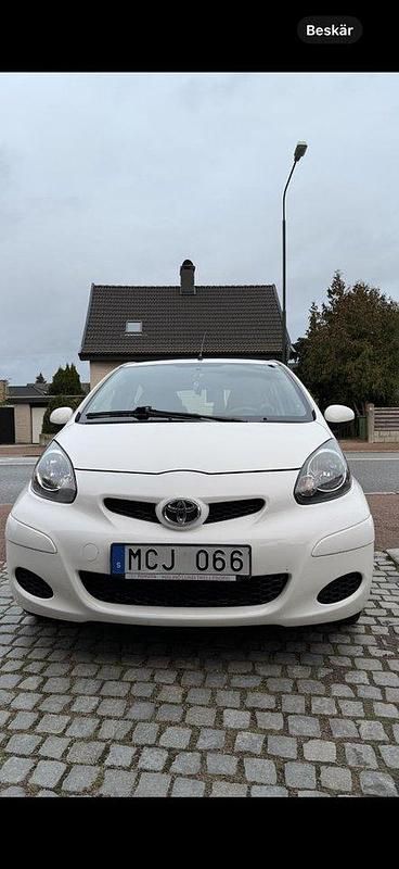 Vit Begagnad 2011 Toyota Aygo Halvkombi | 55 000 kr (Lite dyr) - Bild 1/4
