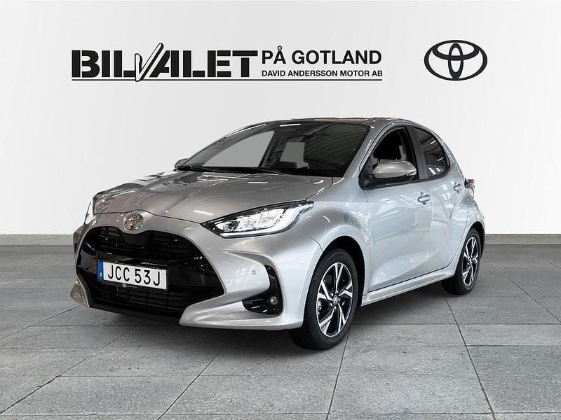 Silver Ny 2025 Toyota Yaris Hybrid Halvkombi | 298 800 kr (Marknadspris) - Bild 1/4
