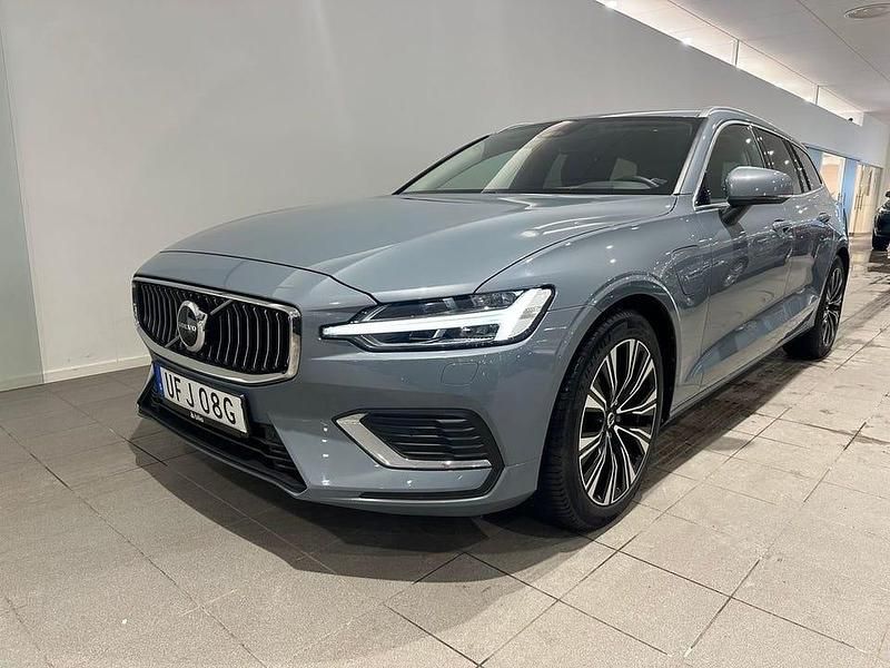 Grå Begagnad 2024 Volvo V60 Core Kombi | 429 500 kr (Marknadspris) - Bild 1/3