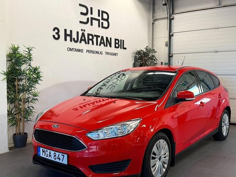 Röd Begagnad 2016 Ford Focus Trend Halvkombi | 99 900 kr (Marknadspris) - Bild 1/4
