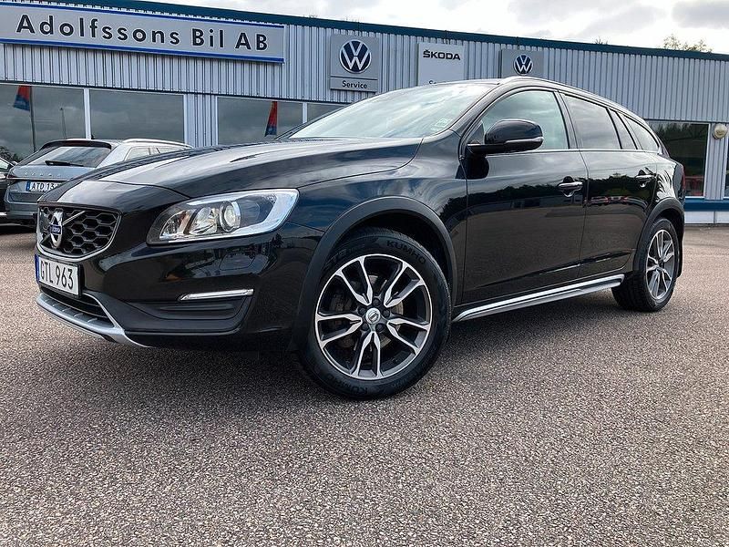 Svart (svartmetallic) Begagnad 2016 Volvo V60 CC Momentum Kombi | 154 000 kr (Dyr) - Bild 1/4