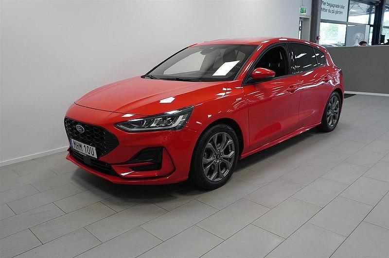 Röd (race red sol) Begagnad 2022 Ford Focus ST-Line X Halvkombi | 229 900 kr (Marknadspris) - Bild 1/4