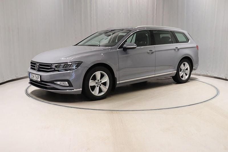 Grå Begagnad 2023 VW Passat Elegance Kombi | 354 900 kr (Bra pris) - Bild 1/4