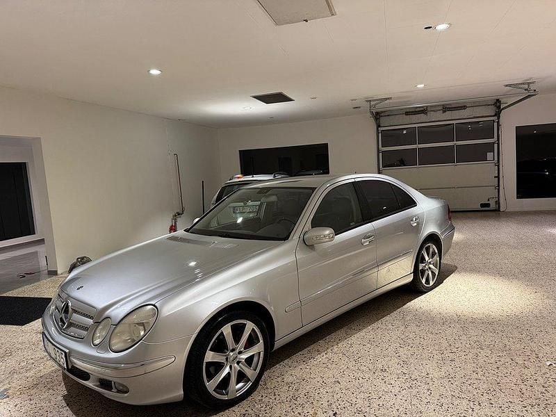 Ljusgrå Begagnad 2002 Mercedes E270 Sedan | 48 900 kr - Bild 1/4