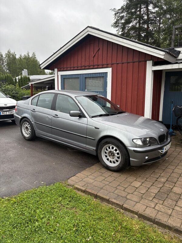Grå Begagnad 2005 BMW 320 Sedan | 12 000 kr (Superpris) - Bild 1/3
