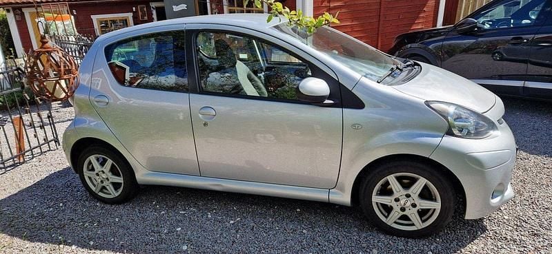 Silver Begagnad 2013 Toyota Aygo Halvkombi | 35 000 kr (Bra pris) - Bild 1/4