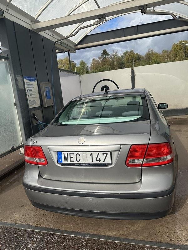 Grå Begagnad 2005 Saab 9-3 Linear Sedan | 29 000 kr (Marknadspris) - Bild 1/4