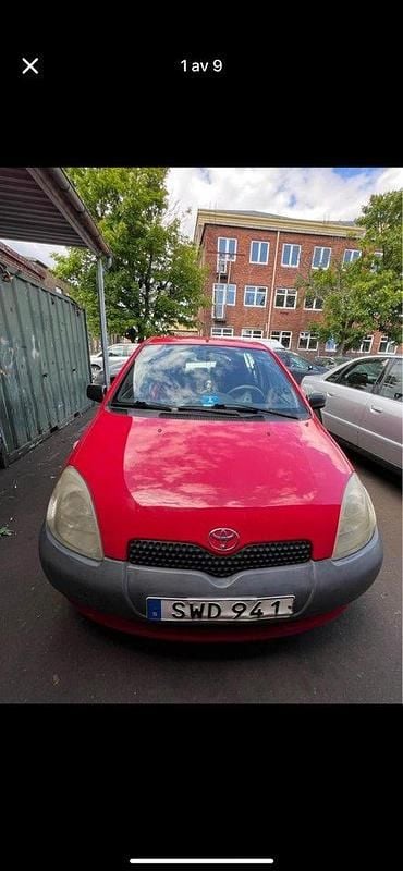Röd Begagnad 2001 Toyota Yaris Halvkombi | 18 500 kr (Marknadspris) - Bild 1/4