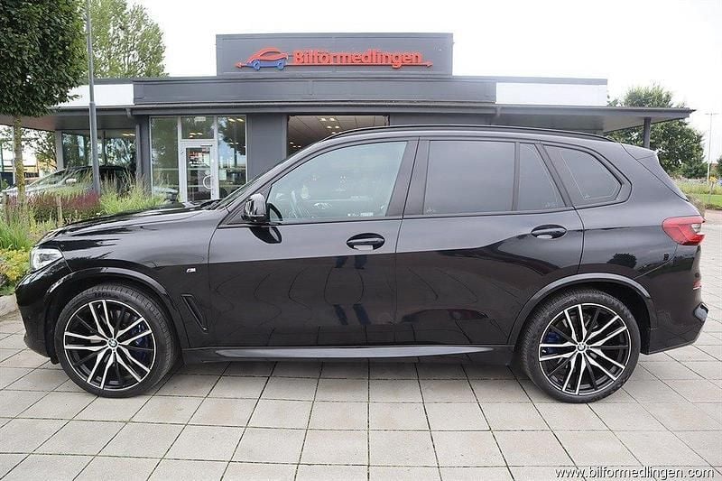 Svart samma som bilen Begagnad 2018 BMW X5 M Sport SUV | 479 900 kr (Marknadspris) - Bild 1/4