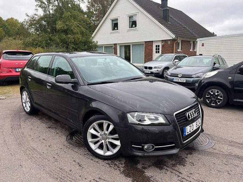 Grå Begagnad 2012 Audi A3 Sportback Comfort Halvkombi | 62 000 kr (Marknadspris) - Bild 1/4