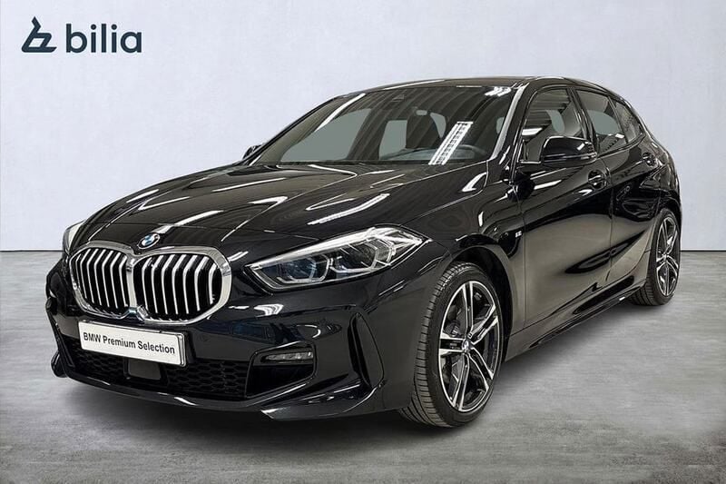 Svart Begagnad 2024 BMW 118 M Sport Halvkombi | 289 900 kr (Marknadspris) - Bild 1/4