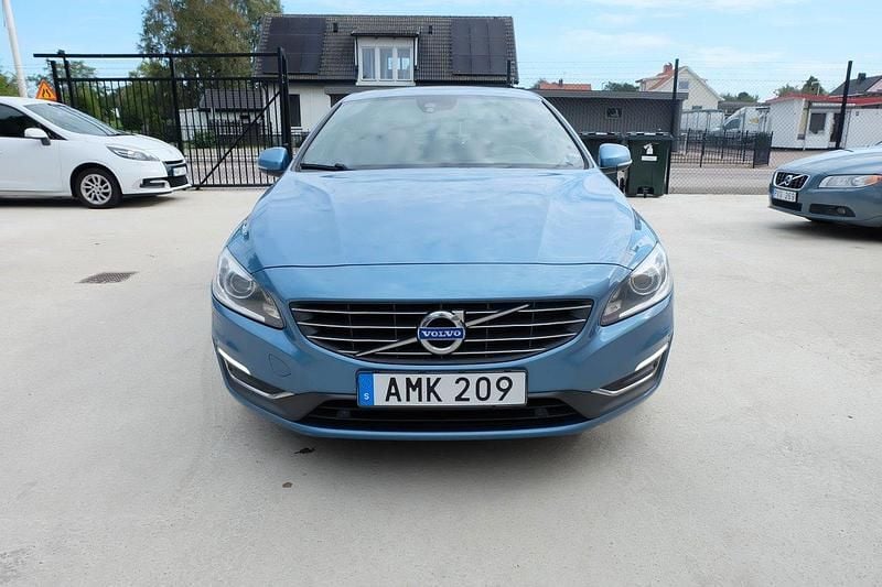 Blå Begagnad 2014 Volvo S60 Summum Sedan | 109 900 kr (Marknadspris) - Bild 1/4