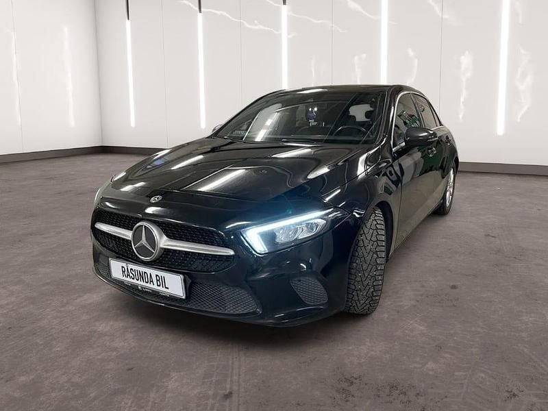 Svart Begagnad 2018 Mercedes A200 Halvkombi | 199 900 kr (Bra pris) - Bild 1/4