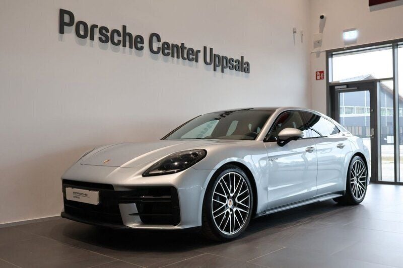 Silver Begagnad 2024 Porsche Panamera 4 Sedan | 1 445 000 kr (Marknadspris) - Bild 1/4
