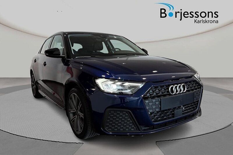 Blå Ny 2025 Audi A1 Sportback Halvkombi | 323 500 kr (Marknadspris) - Bild 1/4