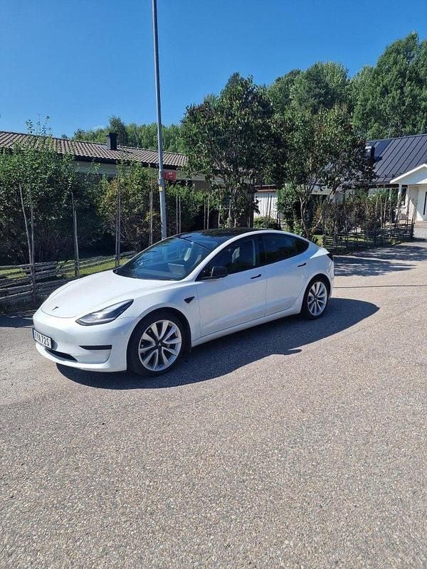 Vit Begagnad 2020 Tesla Model 3 Standard Range Plus Sedan | 245 000 kr (Marknadspris) - Bild 1/4