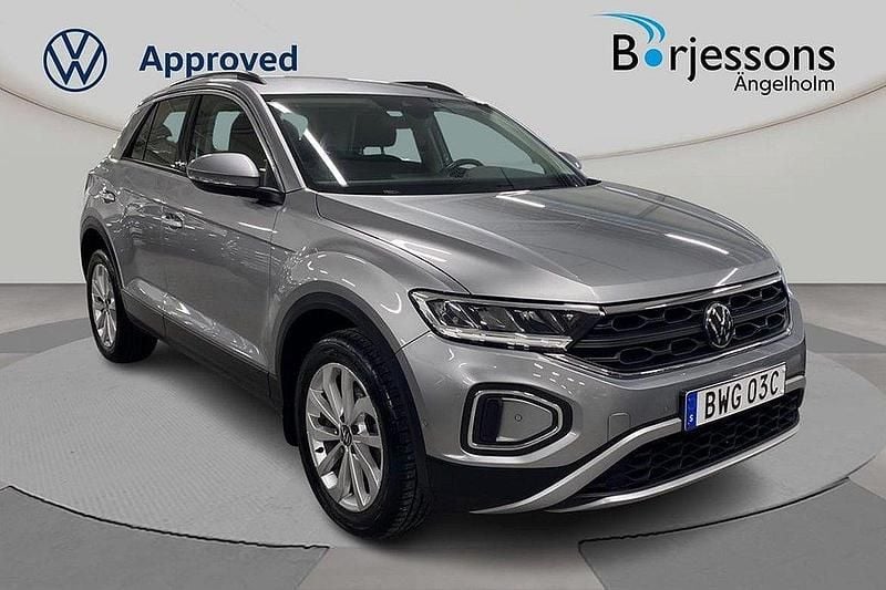 Silver Begagnad 2022 VW T-Roc Life SUV | 269 000 kr (Marknadspris) - Bild 1/4