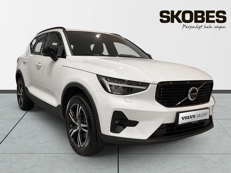 Vit Begagnad 2024 Volvo XC40 Plus SUV | 389 900 kr (Lite dyr) - Bild 1/3