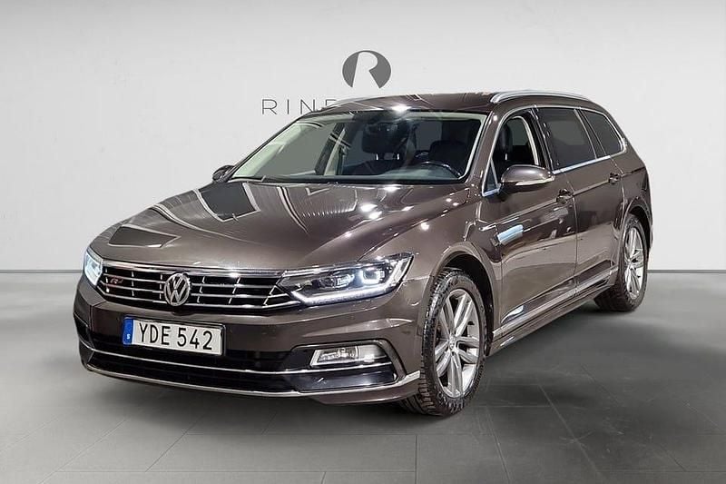 Brun Begagnad 2016 VW Passat R-line Kombi | 159 900 kr (Marknadspris) - Bild 1/3