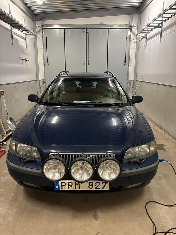 Begagnad 2003 Volvo V70 Kombi | 22 000 kr (Lite dyr) - Bild 1/4