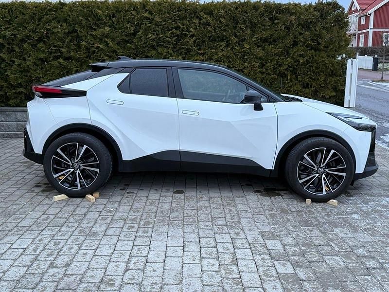 Begagnad Toyota C-HR Executive 140 HK (102 kW) 2024 Bitone SUV